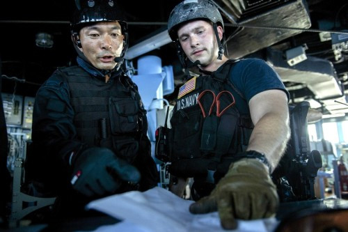 Tập trận Malabar 2014 ngày 27 tháng 7 năm 2014: sĩ quan đặc nhiệm Mỹ-Nhật nghiên cứu chiến thuật. Tập trận Malabar 2014 ngày 27 tháng 7 năm 2014: sĩ quan đặc nhiệm Mỹ-Nhật nghiên cứu chiến thuật.