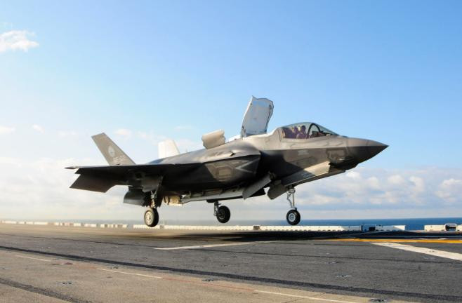 Máy bay chiến đấu F-35B Mỹ trên đường băng tàu tấn công đổ bộ