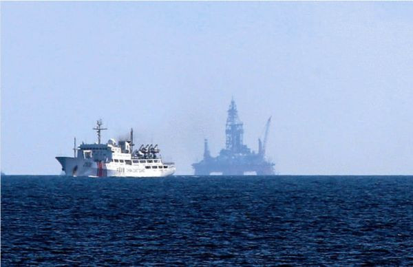 Giàn khoan 981 Trung Quốc hạ đặt phi pháp ở vùng biển chủ quyền của Việt Nam, bất chấp luật pháp quốc tế và quyền lợi chính đáng và hợp pháp của Việt Nam (nguồn Thời báo Hoàn Cầu, TQ). Giàn khoan 981 Trung Quốc hạ đặt phi pháp ở vùng biển chủ quyền của Việt Nam, bất chấp luật pháp quốc tế và quyền lợi chính đáng và hợp pháp của Việt Nam (nguồn Thời báo Hoàn Cầu, TQ).