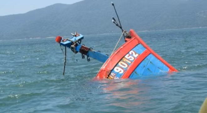 Trung Quốc khủng bố tàu Việt Nam tại vùng đặc quyền kinh tế, thềm lục địa của Việt Nam: Đâm chìm tàu cá của Việt Nam, ngăn chặn không cho cứu ngư dân của tàu cá này. Trung Quốc khủng bố tàu Việt Nam tại vùng đặc quyền kinh tế, thềm lục địa của Việt Nam: Đâm chìm tàu cá của Việt Nam, ngăn chặn không cho cứu ngư dân của tàu cá này.