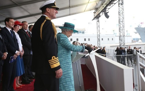 Ngày 4 tháng 7 năm 2014, Nữ hoàng Anh tham gia lễ hạ thủy tàu sân bay Nữ hoàng Elizabeth Ngày 4 tháng 7 năm 2014, Nữ hoàng Anh tham gia lễ hạ thủy tàu sân bay Nữ hoàng Elizabeth