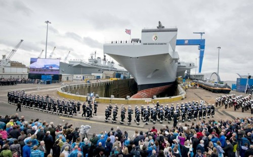 Ngày 4 tháng 7 năm 2014, Nữ hoàng Anh tham gia lễ hạ thủy tàu sân bay Nữ hoàng Elizabeth Ngày 4 tháng 7 năm 2014, Nữ hoàng Anh tham gia lễ hạ thủy tàu sân bay Nữ hoàng Elizabeth