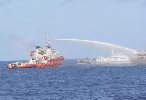 Trung Quốc khủng bố Việt Nam ở vùng đặc quyền kinh tế, thềm lục địa của Việt Nam: phun vòi rồng. Trung Quốc khủng bố Việt Nam ở vùng đặc quyền kinh tế, thềm lục địa của Việt Nam: phun vòi rồng.