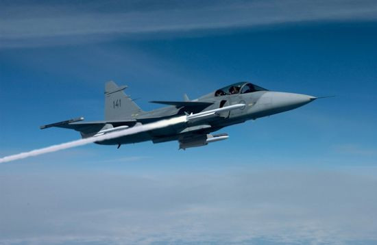 Máy bay chiến đấu JAS-39C của Không quân Thụy Điển bắn tên lửa không đối không Meteor. Máy bay chiến đấu JAS-39C của Không quân Thụy Điển bắn tên lửa không đối không Meteor.