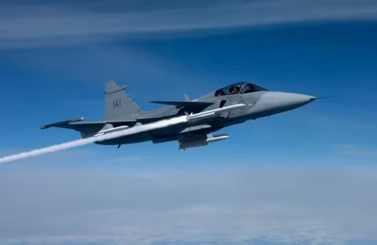 Máy bay chiến đấu JAS-39C của Không quân Thụy Điển bắn tên lửa không đối không Meteor.