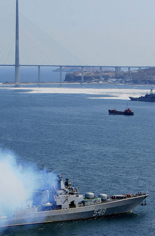 Tàu săn ngầm Đô đốc Panteleyev và tàu đổ bộ Peresvet, Hạm đội Thái Bình Dương Nga Tàu săn ngầm Đô đốc Panteleyev và tàu đổ bộ Peresvet, Hạm đội Thái Bình Dương Nga