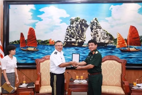 Ngày 1 tháng 7 năm 2014, Trung tướng Võ Văn Tuấn, Phó Tổng tham mưu trưởng Quân đội nhân dân Việt Nam hội kiến, sau đó trao tặng quà lưu niệm biểu tượng của Bộ Quốc phòng cho Thiếu tướng Gari Her, Phó Tư lệnh lục quân Thái Bình Dương Mỹ