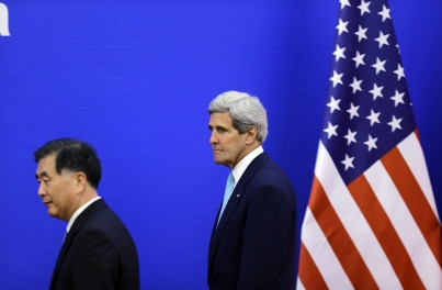 Ngoại trưởng Mỹ John Kerry và Phó Thủ tướng Trung Quốc Uông Dương tại Đối thoại chiến lược và kinh tế Mỹ-Trung diễn ra vào ngày 9 - 10 tháng 7 năm 2014. Mỹ đã lên tiếng chỉ trích hành động bất chấp luật pháp của Trung Quốc ở Biển Đông. Ngoại trưởng Mỹ John Kerry và Phó Thủ tướng Trung Quốc Uông Dương tại Đối thoại chiến lược và kinh tế Mỹ-Trung diễn ra vào ngày 9 - 10 tháng 7 năm 2014. Mỹ đã lên tiếng chỉ trích hành động bất chấp luật pháp của Trung Quốc ở Biển Đông.