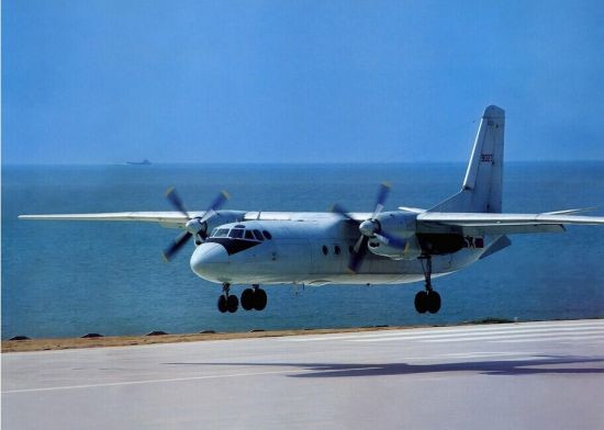 Máy bay Y-7 Trung Quốc trên sân bay đảo Phú Lâm, quần đảo Hoàng Sa của Việt Nam (nguồn mạng sina Trung Quốc) Máy bay Y-7 Trung Quốc trên sân bay đảo Phú Lâm, quần đảo Hoàng Sa của Việt Nam (nguồn mạng sina Trung Quốc)
