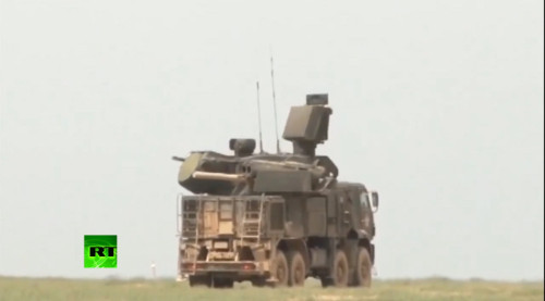 Xe tên lửa phòng không Pantsir-S1 tiến vào trận địa
