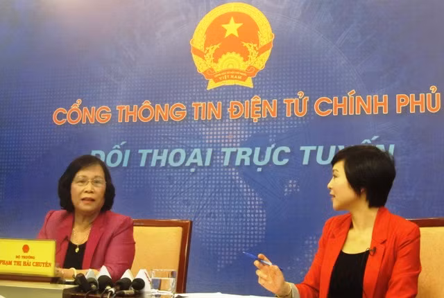 Bộ trưởng Phạm Thị Hải Chuyền trả lời trực tuyến với nhân dân cả nước sáng nay tại Cổng thông tin điện tử Chính phủ. Ảnh Xuân Trung