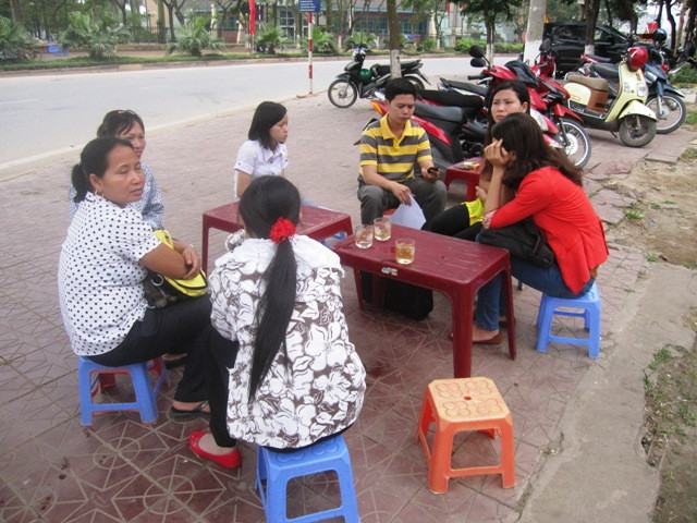 Ngày hạn chót nộp bảng tách điểm, nhiều thí sinh đến từ sáng sớm để chờ. Trong ảnh là một số thí sinh tốt nghiệp Trường ĐH Tây Bắc đang ngồi chờ trước khi vào nộp. Ảnh XT Ngày hạn chót nộp bảng tách điểm, nhiều thí sinh đến từ sáng sớm để chờ. Trong ảnh là một số thí sinh tốt nghiệp Trường ĐH Tây Bắc đang ngồi chờ trước khi vào nộp. Ảnh XT