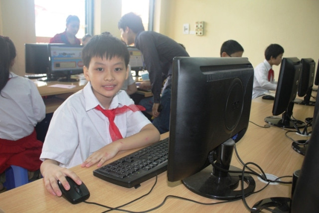 Đại diện nhí của Trường tiểu học Trưng Vương, Hà Nội tự tin bước vào kỳ thi.