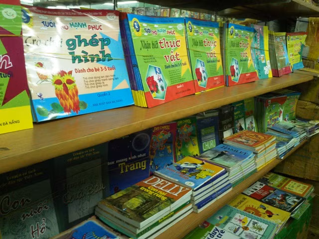 Sách tham khảo, tài liệu tham khảo sẽ được quản lí chặt hơn. Ảnh Xuân Trung
