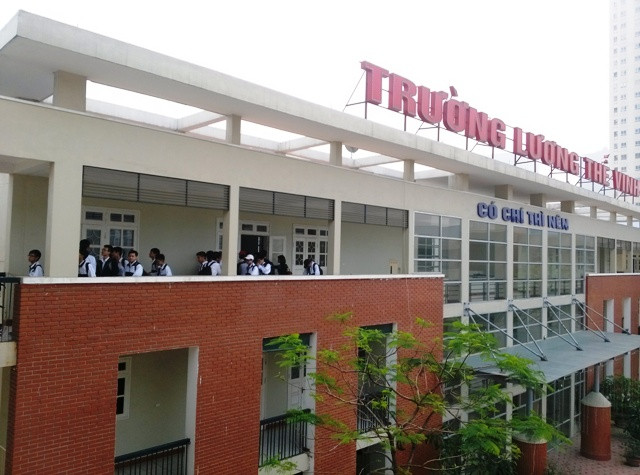 Sáng 15/4, nhiều học sinh Trường THPT Lương Thế Vinh tới sớm để bày tỏ sự tiếc thương em T. Sáng 15/4, nhiều học sinh Trường THPT Lương Thế Vinh tới sớm để bày tỏ sự tiếc thương em T.