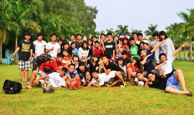 Học sinh xấu số T.D.T (Áo trắng ngoài cùng bên phải)) trong đội tình nguyện của trường. Ảnh nhà trường cung cấp. Học sinh xấu số T.D.T (Áo trắng ngoài cùng bên phải)) trong đội tình nguyện của trường. Ảnh nhà trường cung cấp.