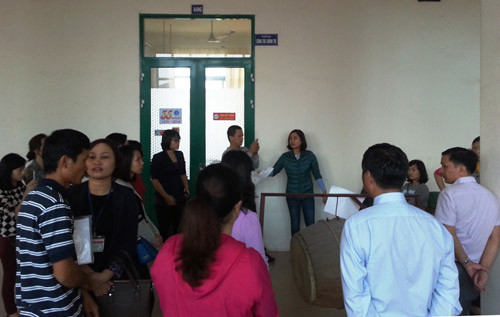 22 sinh viên bị dừng thi tốt nghiệp tập trung trước Hội đồng thi tốt nghiệp được tổ chức tại ĐH Y Dược Hải Phòng. Ảnh VNE 22 sinh viên bị dừng thi tốt nghiệp tập trung trước Hội đồng thi tốt nghiệp được tổ chức tại ĐH Y Dược Hải Phòng. Ảnh VNE