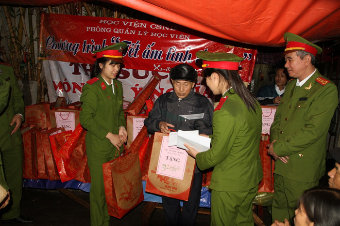 Thầy và trò thăm hỏi và tặng quà cho các bệnh nhân Xóm chạy thận. Ảnh: Quốc Bảo, Khánh Nguyễn Thầy và trò thăm hỏi và tặng quà cho các bệnh nhân Xóm chạy thận. Ảnh: Quốc Bảo, Khánh Nguyễn