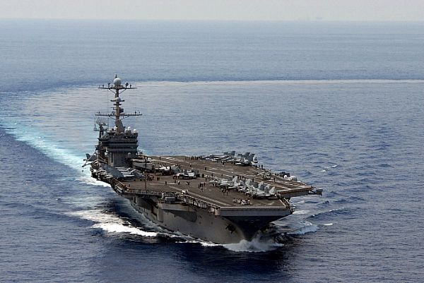 Tàu sân bay động cơ hạt nhân USS George Washington hoạt động trên Biển Đông ngày 15 tháng 10 năm 2012. Tàu sân bay động cơ hạt nhân USS George Washington hoạt động trên Biển Đông ngày 15 tháng 10 năm 2012.