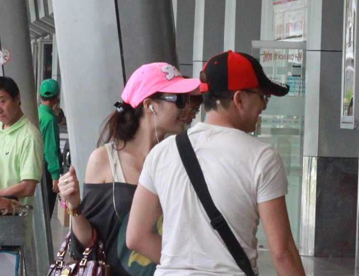 Cười rất tươi khi gặp người quen tại sân bay. Cười rất tươi khi gặp người quen tại sân bay.