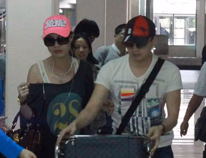 Cả hai ăn vận khá giản dị, cùng đội mũ để tránh sự chú ý của mọi người .