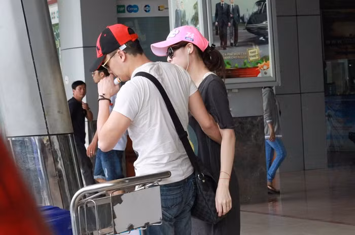 Thừa nhận là yêu nhau nhưng dư luận vẫn cho rằng cặp đôi đang tạo scandal để gây chú ý.