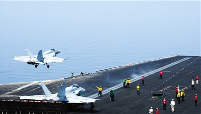 Máy bay chiến đấu F/A-18 Super Hornet Hải quân Mỹ cất cánh từ tàu sân bay tiến hành không kích Iraq Máy bay chiến đấu F/A-18 Super Hornet Hải quân Mỹ cất cánh từ tàu sân bay tiến hành không kích Iraq