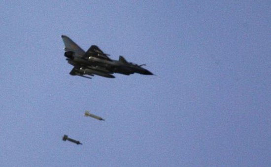 Hình ảnh này được cho là máy bay chiến đấu J-10 Trung Quốc tập ném bom dẫn đường laser trên cao nguyên Tây Tạng Hình ảnh này được cho là máy bay chiến đấu J-10 Trung Quốc tập ném bom dẫn đường laser trên cao nguyên Tây Tạng