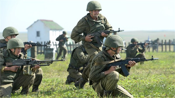 Quân đội Nga tổ chức diễn tập quân sự trên đảo tranh chấp (nguồn mạng Quan sát, TQ)