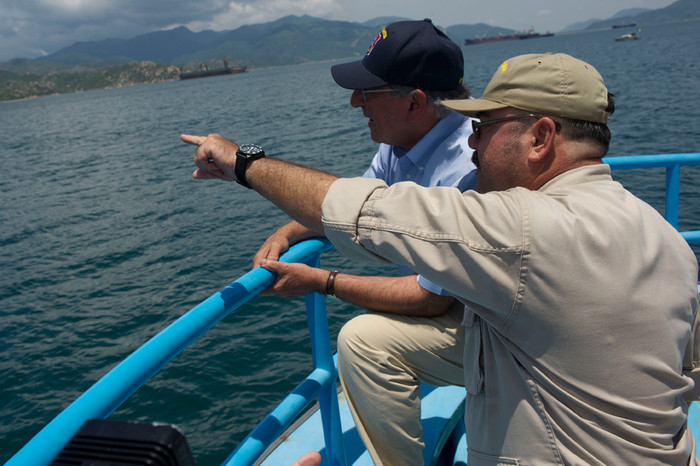 Năm 2012, Bộ trưởng Quốc phòng Mỹ Leon Panetta thăm vịnh Cam Ranh, Việt Nam