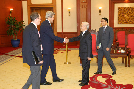 Tháng 12 năm 2013, Ngoại trưởng Mỹ John Kerry thăm Việt Nam, gặp gỡ với Tổng bí thư ĐCSVN Nguyễn Phú Trọng