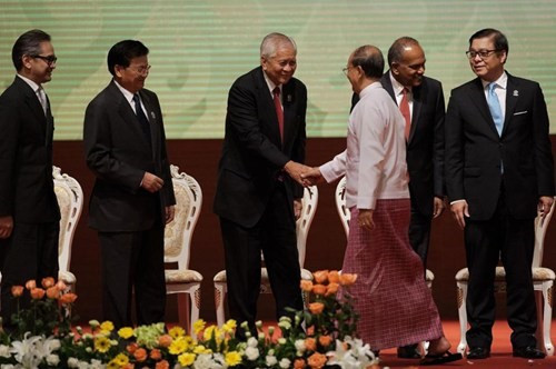 Ngày 8 tháng 8 năm 2014, tại lễ khai mạc Hội nghị ASEAN lần thứ 47 ở Trung tâm hội nghị quốc tế Myanmar, Tổng thống Myanmar Thein Sein đang bắt tay Ngoại trưởng các nước ASEAN. Ngày 8 tháng 8 năm 2014, tại lễ khai mạc Hội nghị ASEAN lần thứ 47 ở Trung tâm hội nghị quốc tế Myanmar, Tổng thống Myanmar Thein Sein đang bắt tay Ngoại trưởng các nước ASEAN.