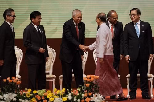 Ngày 8 tháng 8 năm 2014, tại lễ khai mạc Hội nghị ASEAN lần thứ 47 ở Trung tâm hội nghị quốc tế Myanmar, Tổng thống Myanmar Thein Sein đang bắt tay Ngoại trưởng các nước ASEAN.