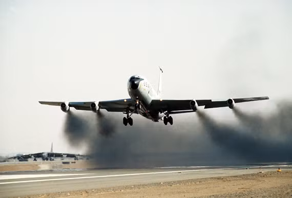 Máy bay tiếp dầu trên không KC-135 Mỹ