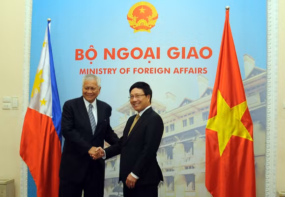 Ngày 2 tháng 7, tại Hà Nội, Phó Thủ tướng kiêm Bộ trưởng Ngoại giao Phạm Bình Minh tiếp Ngoại trưởng Philippines Albert del Rosario