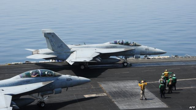 Ngày 8 tháng 8 năm 2014, máy bay chiến đấu F/A-18 cất cánh từ tàu sân bay USS George Bush CVN 77 tiến hành không kích tổ chức cực đoan ISIS Iraq Ngày 8 tháng 8 năm 2014, máy bay chiến đấu F/A-18 cất cánh từ tàu sân bay USS George Bush CVN 77 tiến hành không kích tổ chức cực đoan ISIS Iraq