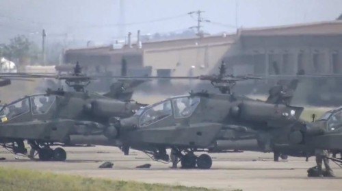 Tiểu đoàn máy bay trực thăng AH-64D Apache thuộc lữ đoàn tấn công đường không 4, Quân đội Mỹ tại Hàn Quốc ngày 18 tháng 4 năm 2014 (ảnh minh họa) Tiểu đoàn máy bay trực thăng AH-64D Apache thuộc lữ đoàn tấn công đường không 4, Quân đội Mỹ tại Hàn Quốc ngày 18 tháng 4 năm 2014 (ảnh minh họa)