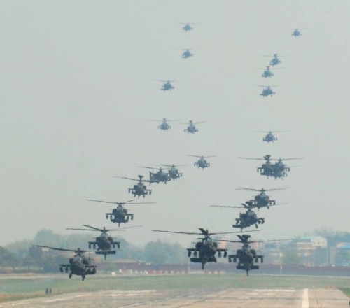 Tiểu đoàn máy bay trực thăng AH-64D Apache thuộc lữ đoàn tấn công đường không 4, Quân đội Mỹ tại Hàn Quốc ngày 18 tháng 4 năm 2014 (ảnh minh họa) Tiểu đoàn máy bay trực thăng AH-64D Apache thuộc lữ đoàn tấn công đường không 4, Quân đội Mỹ tại Hàn Quốc ngày 18 tháng 4 năm 2014 (ảnh minh họa)