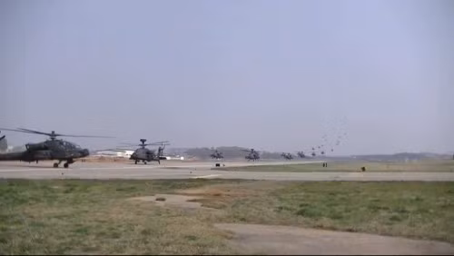 Tiểu đoàn máy bay trực thăng AH-64D Apache thuộc lữ đoàn tấn công đường không 4, Quân đội Mỹ tại Hàn Quốc ngày 18 tháng 4 năm 2014 (ảnh minh họa)