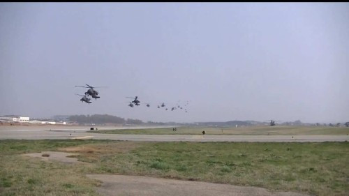 Tiểu đoàn máy bay trực thăng AH-64D Apache thuộc lữ đoàn tấn công đường không 4, Quân đội Mỹ tại Hàn Quốc ngày 18 tháng 4 năm 2014 (ảnh minh họa) Tiểu đoàn máy bay trực thăng AH-64D Apache thuộc lữ đoàn tấn công đường không 4, Quân đội Mỹ tại Hàn Quốc ngày 18 tháng 4 năm 2014 (ảnh minh họa)