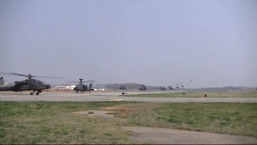Tiểu đoàn máy bay trực thăng AH-64D Apache thuộc lữ đoàn tấn công đường không 4, Quân đội Mỹ tại Hàn Quốc ngày 18 tháng 4 năm 2014 (ảnh minh họa) Tiểu đoàn máy bay trực thăng AH-64D Apache thuộc lữ đoàn tấn công đường không 4, Quân đội Mỹ tại Hàn Quốc ngày 18 tháng 4 năm 2014 (ảnh minh họa)