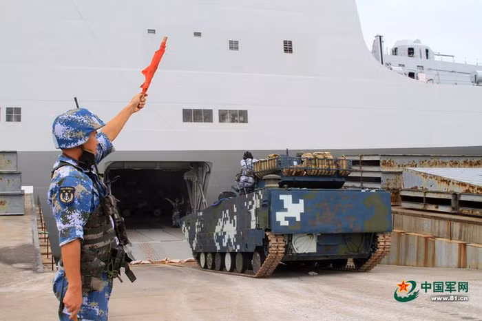 Hạm đội Nam Hải, Hải quân Trung Quốc tập trận đổ bộ quy mô lớn trên Biển Đông (nguồn báo Phượng Hoàng, Hồng Kông ngày 26 tháng 8 năm 2014)