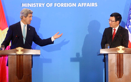 Báo Trung Quốc cho rằng, Mỹ đang can dự trực tiếp hơn, công khai hơn vào vấn đề Biển Đông. Báo Trung Quốc cho rằng, Mỹ đang can dự trực tiếp hơn, công khai hơn vào vấn đề Biển Đông.