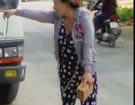 Trương Thị Mỹ Lệ 29 tuổi và Nguyễn Thị Hồng 39 tuổi ở An Phong, huyện Hoài Ân, tỉnh Bình Định đã đi xe máy không đội mũ bảo hiểm. Nhưng khi bị công an phát hiện lại không tỏ thái độ thành khẩn khai báo. Hai phụ nữ trên vẫn tiếp tục nhiều lời lẽ lăng mạ, xúc phạm danh dự nhân phẩm lực lượng CSGT đang làm nhiệm vụ và chống đối không cho CSGT đưa xe máy vi phạm về công an huyện. Trương Thị Mỹ Lệ 29 tuổi và Nguyễn Thị Hồng 39 tuổi ở An Phong, huyện Hoài Ân, tỉnh Bình Định đã đi xe máy không đội mũ bảo hiểm. Nhưng khi bị công an phát hiện lại không tỏ thái độ thành khẩn khai báo. Hai phụ nữ trên vẫn tiếp tục nhiều lời lẽ lăng mạ, xúc phạm danh dự nhân phẩm lực lượng CSGT đang làm nhiệm vụ và chống đối không cho CSGT đưa xe máy vi phạm về công an huyện.