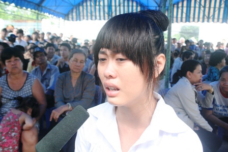 Khi bị bắt, Linh đang học Khoa Trung cấp may thời trang của trường Đại học Công nghiệp. Linh cho rằng, do cha mẹ ly dị sớm, bị cáo không được hưởng sự giáo dục và yêu thương của người cha nên dành hết tình thương cho mẹ. Vì vậy, sợ mẹ bị bắt, bị tịch thu xe nên mới gây ra hành vi phạm tội như trên. Mặc dù lấy cớ là sức khỏe yếu, thần kinh mất kiểm soát nhưng những hành động của cô gái trẻ tuổi này vẫn phải chịu mức án 9 tháng tù giam. (Ảnh: Những giọt nước mắt hối hận của Linh trong phiên tòa). Khi bị bắt, Linh đang học Khoa Trung cấp may thời trang của trường Đại học Công nghiệp. Linh cho rằng, do cha mẹ ly dị sớm, bị cáo không được hưởng sự giáo dục và yêu thương của người cha nên dành hết tình thương cho mẹ. Vì vậy, sợ mẹ bị bắt, bị tịch thu xe nên mới gây ra hành vi phạm tội như trên. Mặc dù lấy cớ là sức khỏe yếu, thần kinh mất kiểm soát nhưng những hành động của cô gái trẻ tuổi này vẫn phải chịu mức án 9 tháng tù giam. (Ảnh: Những giọt nước mắt hối hận của Linh trong phiên tòa).