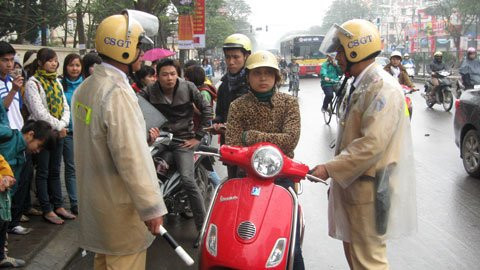 Cũng tại Hà Nội, vào khoảng 11h sáng 15/2/2012, trên đường Xuân Thủy, khu vực gần cổng trường ĐH Quốc gia Hà Nội, một cô gái ăn mặc sành điệu, ngồi trên chiếc xe Vespa LX sau khi vượt đèn đỏ, bị CSGT đuổi theo chặn lại đã không chấp hành hiệu lệnh còn đứng khoanh tay trước ngực, thách thức lực lượng làm nhiệm vụ. Cô gái phớt lờ yêu cầu của CSGT đưa xe lên vỉa hè để xuất trình giấy tờ xử lý. Cũng tại Hà Nội, vào khoảng 11h sáng 15/2/2012, trên đường Xuân Thủy, khu vực gần cổng trường ĐH Quốc gia Hà Nội, một cô gái ăn mặc sành điệu, ngồi trên chiếc xe Vespa LX sau khi vượt đèn đỏ, bị CSGT đuổi theo chặn lại đã không chấp hành hiệu lệnh còn đứng khoanh tay trước ngực, thách thức lực lượng làm nhiệm vụ. Cô gái phớt lờ yêu cầu của CSGT đưa xe lên vỉa hè để xuất trình giấy tờ xử lý.
