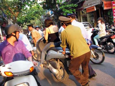 Trong khi cô gái ngồi trên xe, lực lượng tự quản đã khiêng cả cô gái và chiếc xe PS một đoạn dài từ phố Hàng Giầy đến phố Hàng Buồm thì cô gái mới chịu nhảy xuống. Cảnh tượng kể trên đã khiến nhiều người đi đường hiếu kỳ dừng lại xem. Công an phường Hàng Buồm cho biết, sau khi bị đưa về công an phường thì cô gái chỉ bị phạt 90.000 đồng vì lỗi để xe dưới lòng đường, vi phạm Nghị định 146. Được biết, cô gái này 18 tuổi. Trong khi cô gái ngồi trên xe, lực lượng tự quản đã khiêng cả cô gái và chiếc xe PS một đoạn dài từ phố Hàng Giầy đến phố Hàng Buồm thì cô gái mới chịu nhảy xuống. Cảnh tượng kể trên đã khiến nhiều người đi đường hiếu kỳ dừng lại xem. Công an phường Hàng Buồm cho biết, sau khi bị đưa về công an phường thì cô gái chỉ bị phạt 90.000 đồng vì lỗi để xe dưới lòng đường, vi phạm Nghị định 146. Được biết, cô gái này 18 tuổi.