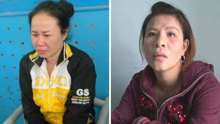 Khi lực lượng công an khống chế bà Hồng thì Trương Thị Mỹ Lệ đã lao vào dùng gạch ném CSGT. Có 3 lần đối tượng dùng gạch và đá ném trúng người CSGT khiến Đại uý Đặng Hữu Thắng bị thương. Người dân chứng kiến sự việc trên vô cùng bất bình và yêu cầu cơ quan chức năng xử lý thật nghiêm khắc hai đối tượng trên để thể hiện tính nghiêm minh của pháp luật cũng như răn đe người khác. (Ảnh: Hai người phụ nữ hành hung cảnh sát). Khi lực lượng công an khống chế bà Hồng thì Trương Thị Mỹ Lệ đã lao vào dùng gạch ném CSGT. Có 3 lần đối tượng dùng gạch và đá ném trúng người CSGT khiến Đại uý Đặng Hữu Thắng bị thương. Người dân chứng kiến sự việc trên vô cùng bất bình và yêu cầu cơ quan chức năng xử lý thật nghiêm khắc hai đối tượng trên để thể hiện tính nghiêm minh của pháp luật cũng như răn đe người khác. (Ảnh: Hai người phụ nữ hành hung cảnh sát).