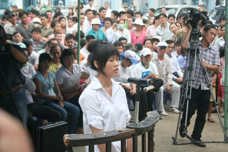 Sự việc hôm đó diễn ra gây tắc đường và khiến dư luận bất bình. Một cô gái còn quá trẻ nhưng đã có những hành động không thể kiểm soát. Sau khi vụ việc được đưa ra xét xử, Phạm Thị Mỹ Linh trần tình:“Những ngày qua em rất hối hận. Thực sự em không hiểu tại sao mình lại hành động như vậy. Khi được mời đến công an quận làm việc, em cũng đã xin lỗi các chú công an!” . (Ảnh: Linh tại phiên xét xử). Sự việc hôm đó diễn ra gây tắc đường và khiến dư luận bất bình. Một cô gái còn quá trẻ nhưng đã có những hành động không thể kiểm soát. Sau khi vụ việc được đưa ra xét xử, Phạm Thị Mỹ Linh trần tình:“Những ngày qua em rất hối hận. Thực sự em không hiểu tại sao mình lại hành động như vậy. Khi được mời đến công an quận làm việc, em cũng đã xin lỗi các chú công an!” . (Ảnh: Linh tại phiên xét xử).