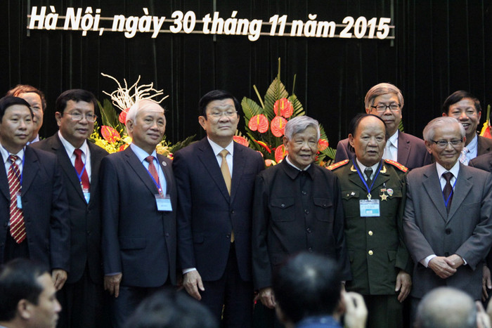 Chủ tịch nước chụp ảnh với các nhà sử học. Chủ tịch nước chụp ảnh với các nhà sử học.